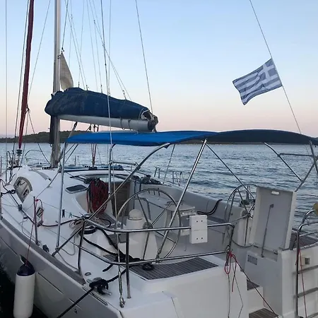 Old Harbor Corfu Yachts Apartamento *